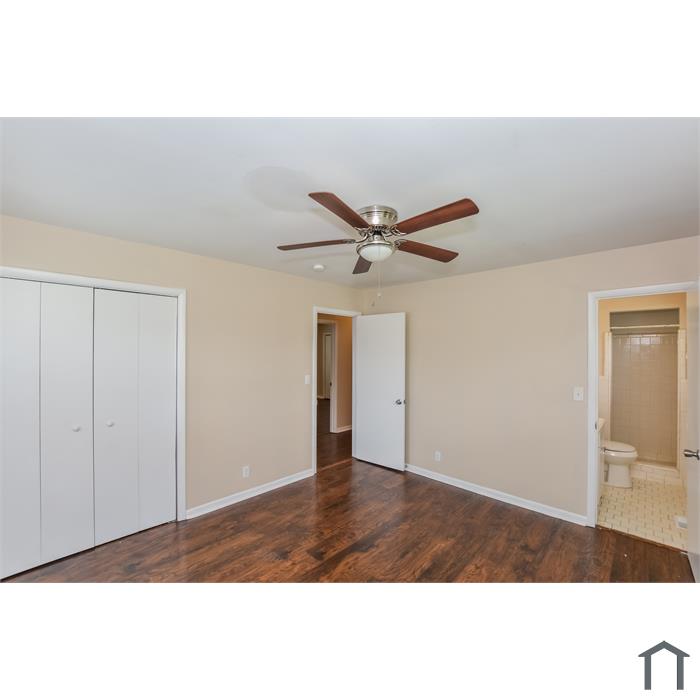 2002 Club View Dr NW