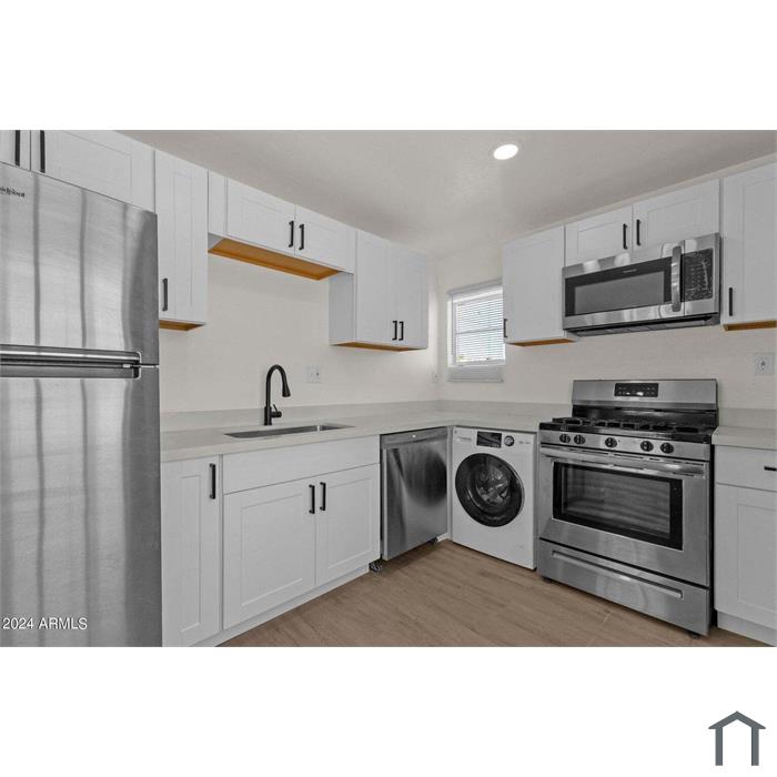 325 N 18th Dr