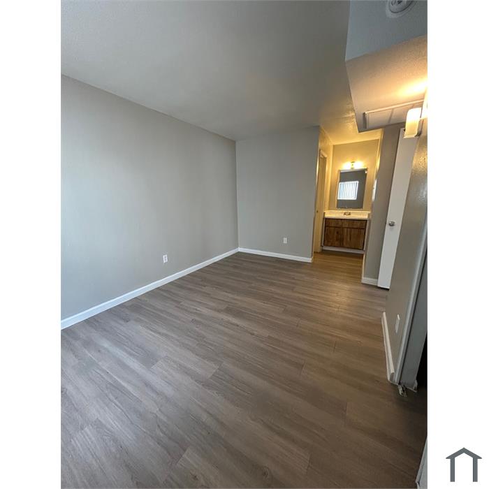 201 W Blacklidge Dr