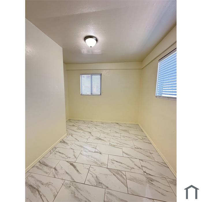 133 W Roger Rd