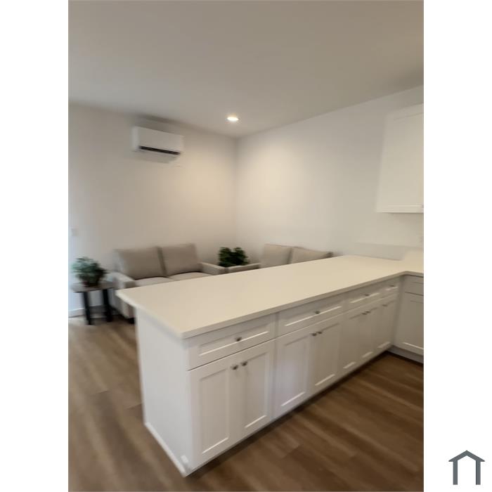 320 1/2 W 84th Pl
