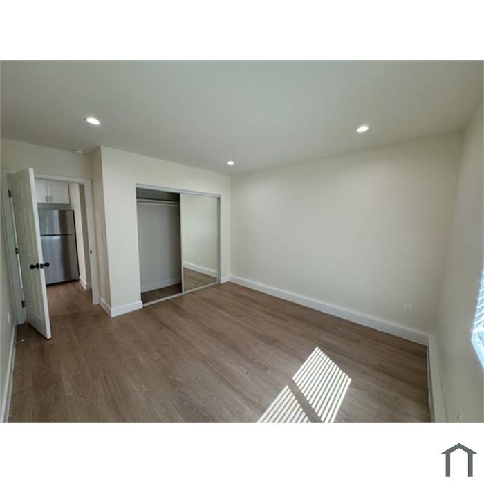 220 W 84th Pl