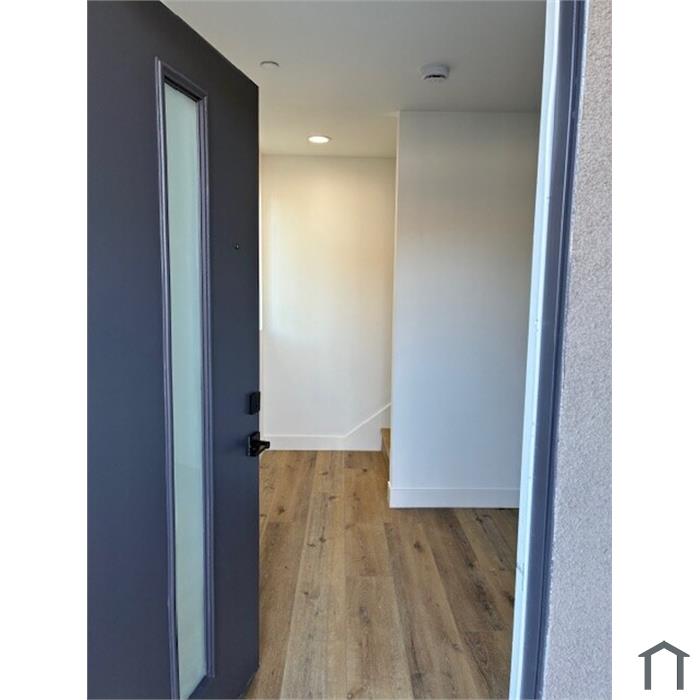 449 1/2 W 74th St