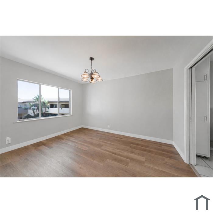 3930 Roxanne Ave