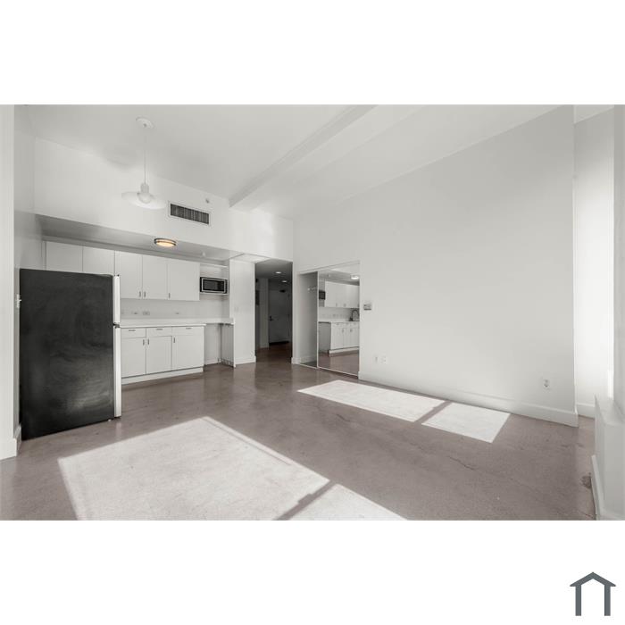 306 W 3rd St