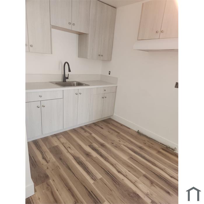 954 1/2 N Serrano Ave