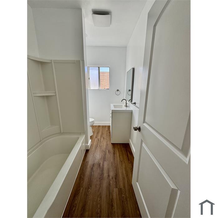 250 1/2 W 49th St