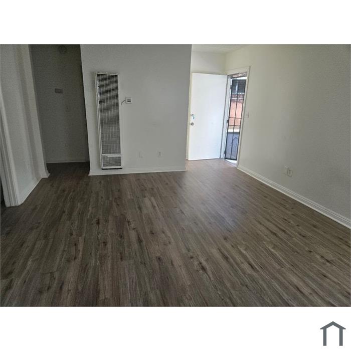 736 1/2 W Century Blvd