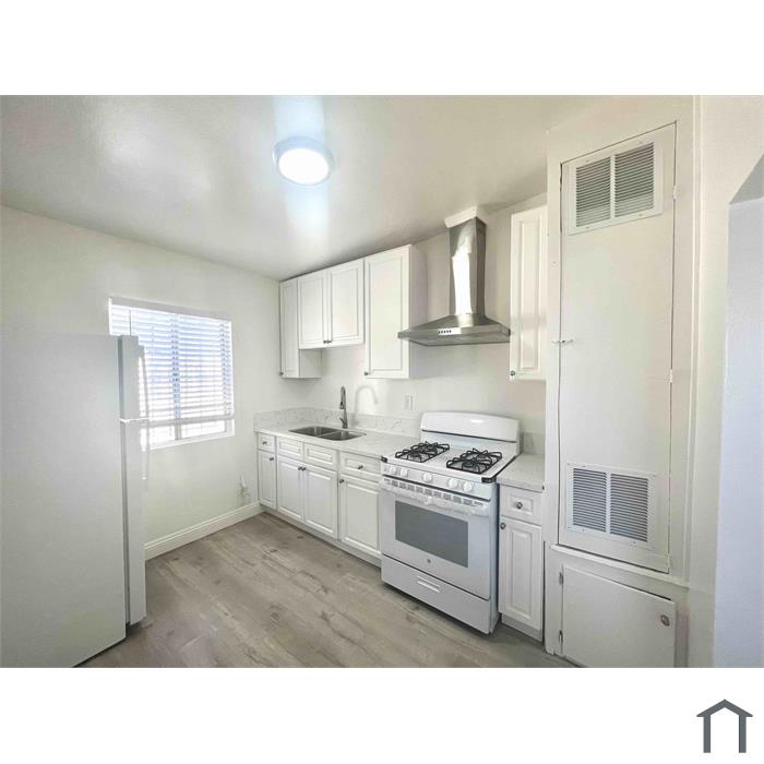 703 W 79th St
