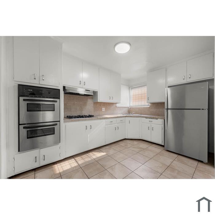 642 W 74th St