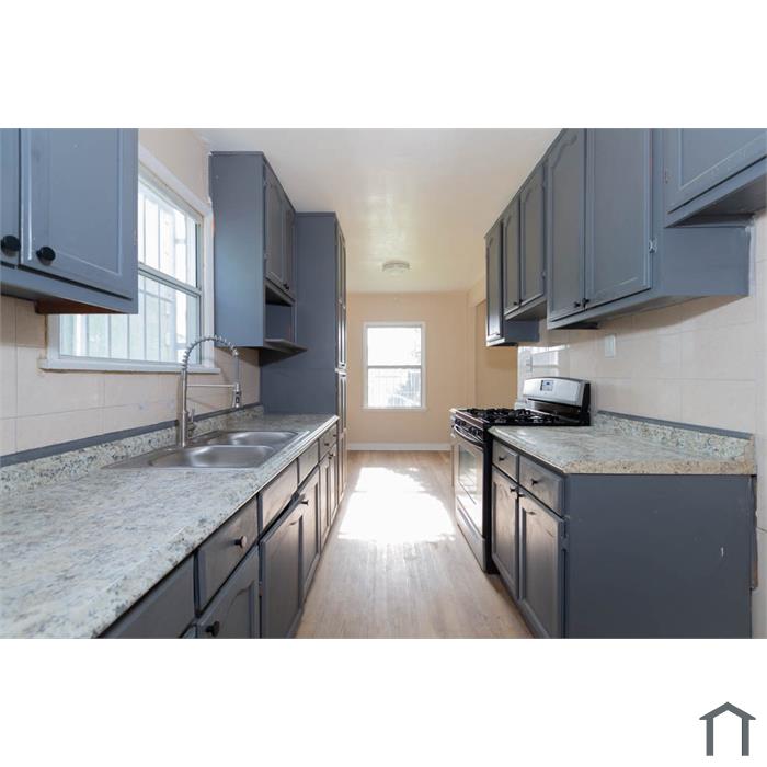 1055 W 84th Pl