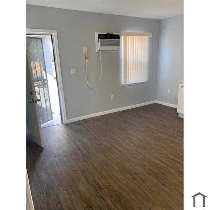 Recently Renovated 2 Bedroom Unit!!
