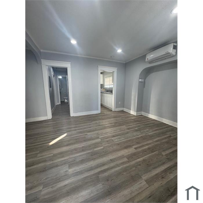 636 W 75th St