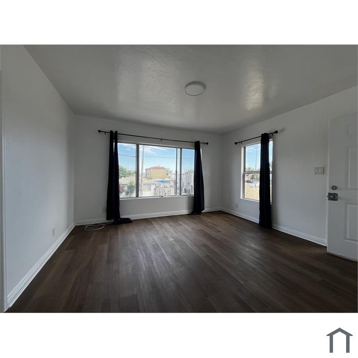 7215 S Van Ness Ave