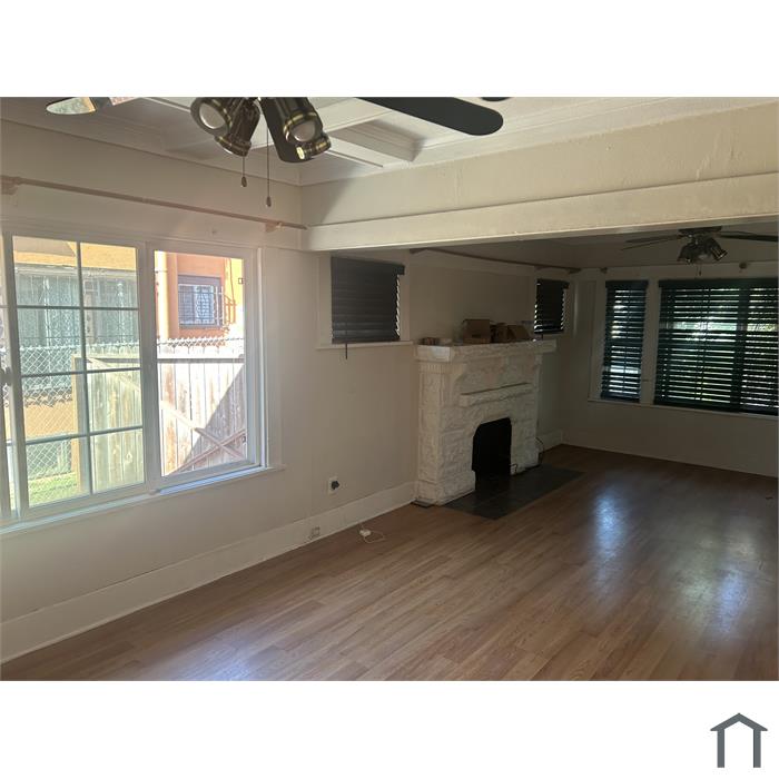 5207 S Van Ness Ave