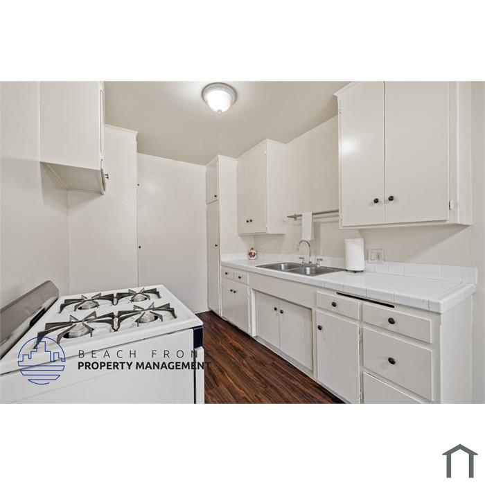 621-625 W. Hyde Park Blvd.