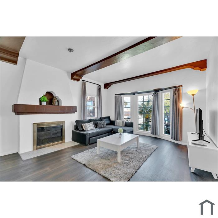 8319 S Van Ness Ave