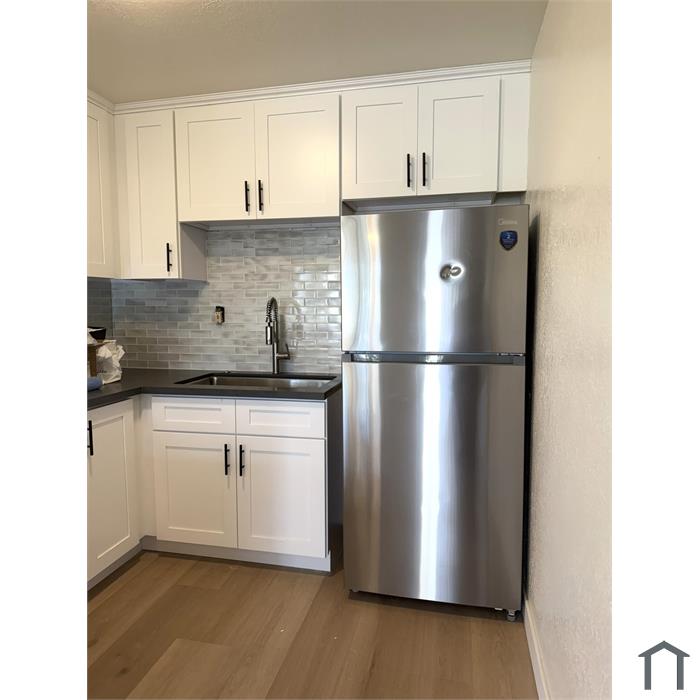 323 W Sepulveda St