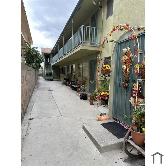 2 Bedroom Apartment 536 Saint Louis Ave in Long Beach, CA