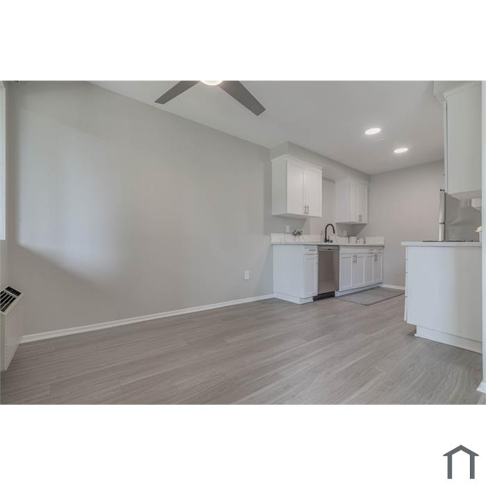 5911 Reseda Blvd