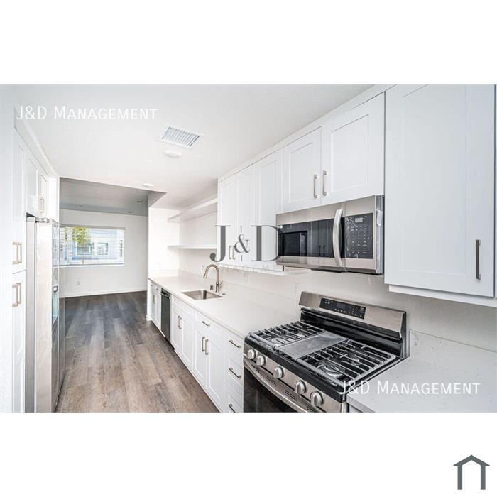 Gorgeous Townhome w/Backyard