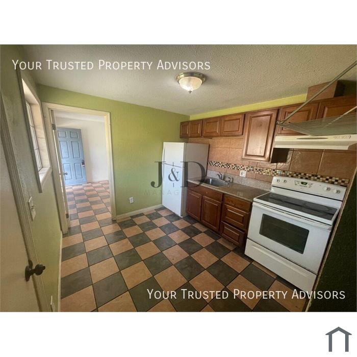 Charming Studio in Central San Diego â€“ Attached large Garage!!!