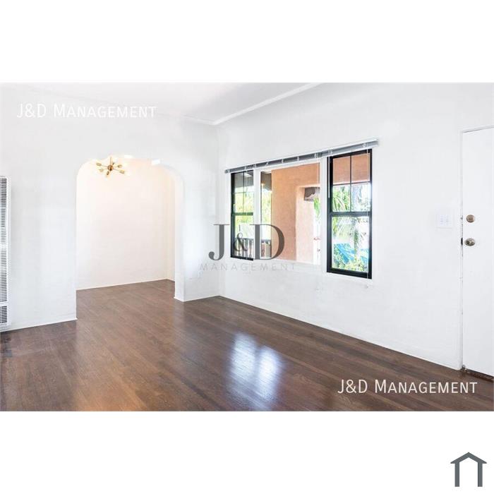 Charming Upstairs Cottage in South Park w/ Parking