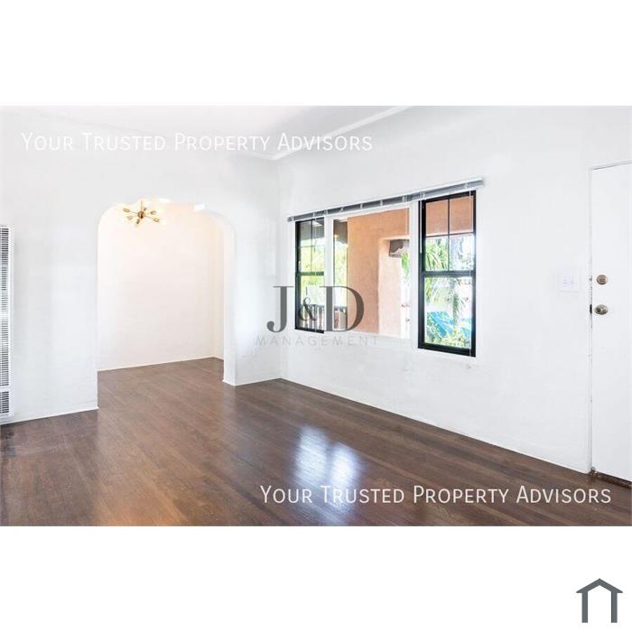 Charming Upstairs Cottage in South Park w/ Parking