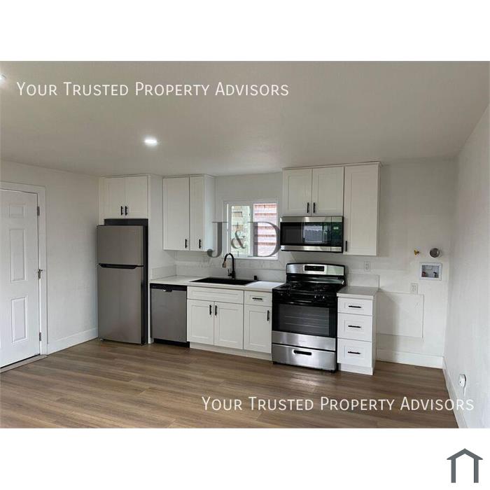 Beautiful 1 Bedroom Studio in College Area!