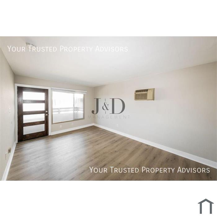 Upstairs 1 Bed / 1 Bath Apartment w/Pool & BBQ