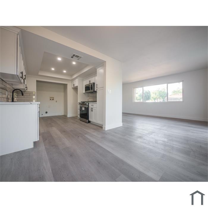 820 W Devonshire Ave