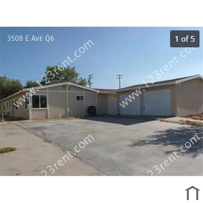2BD/ 1BTH DUPLEX W/OFF STREET PARKING PRIVATE BACK YARD