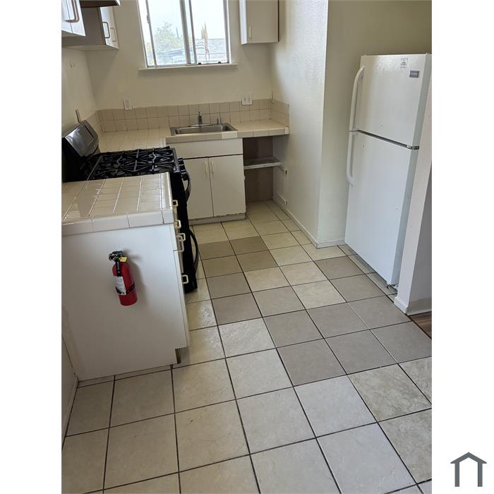 1133 E Divisadero St