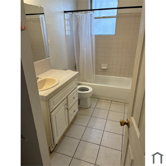 1133 E Divisadero St