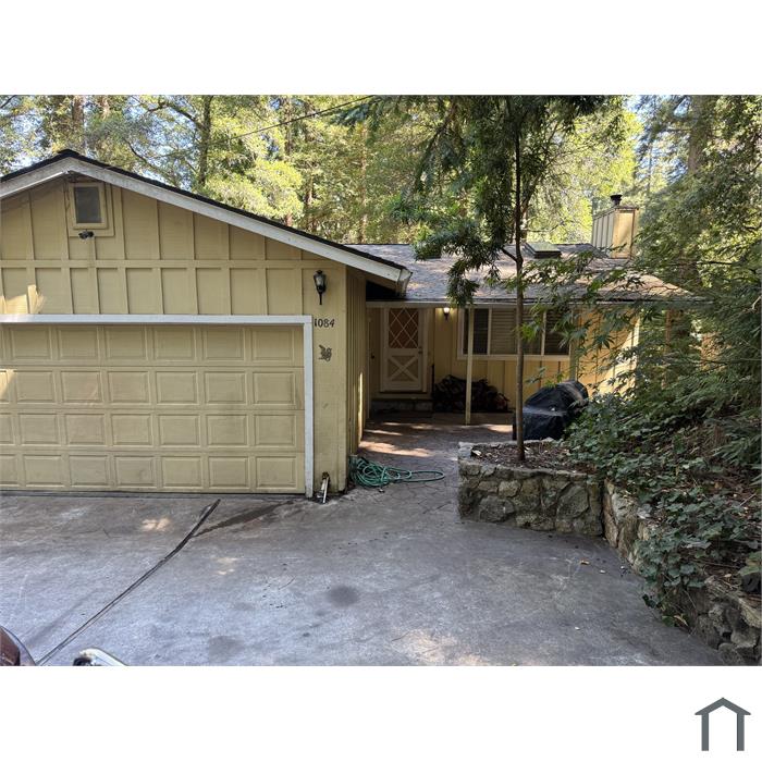 1084 Lakeside Dr