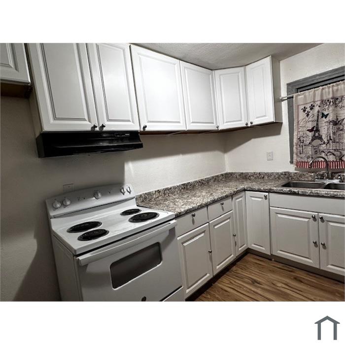 323 1/2 E Elm St