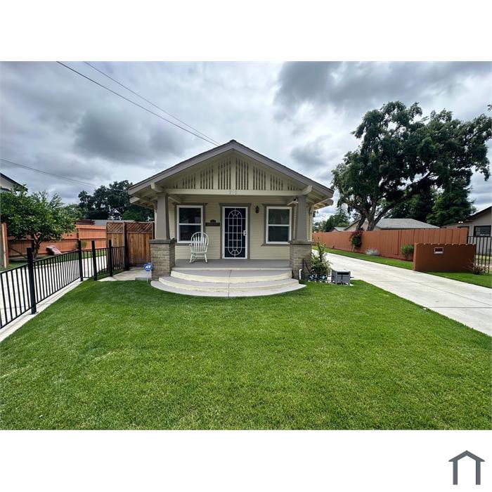 210 Las Flores Ave