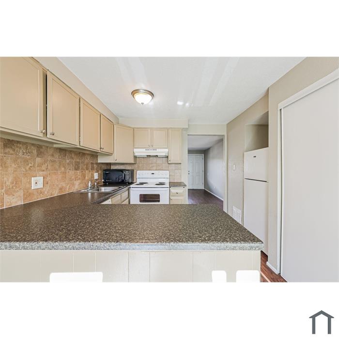 Manor 64 7  Look and Lease Special 5 WEEKS FREE - 2 Bed Apt near Light Rail Station