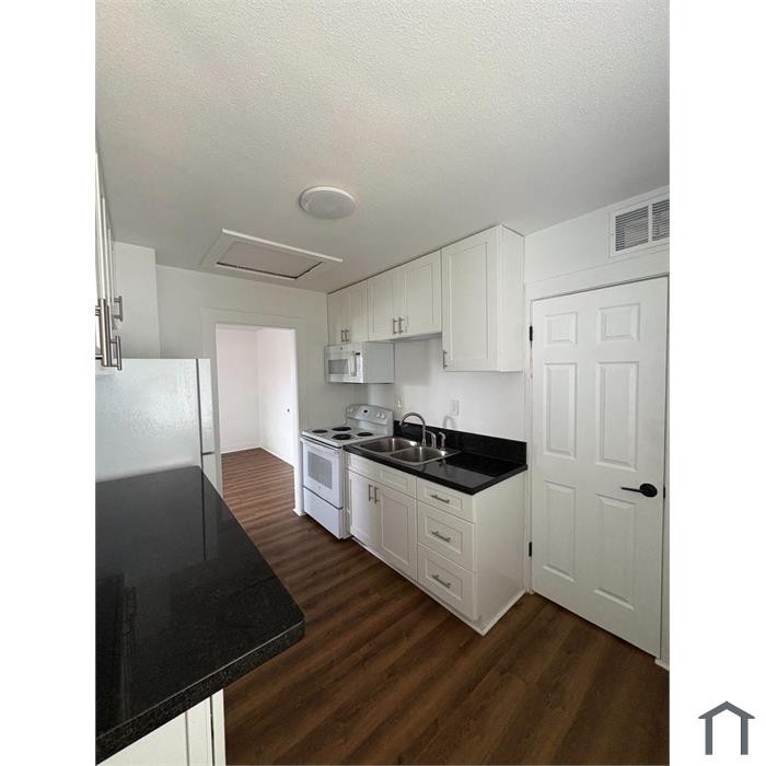 254 Denver St  1 MONTH FREE - Bright 2 Bed/1 Bath with Shared Yard
