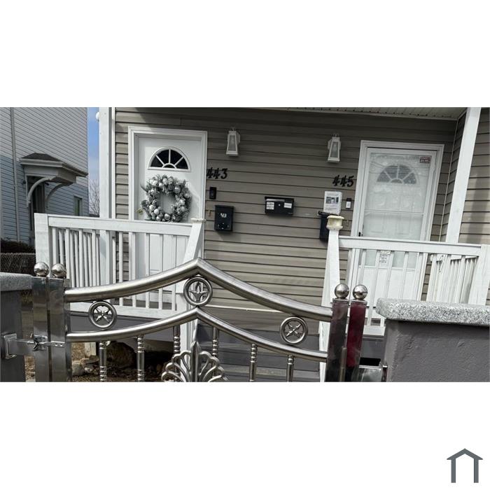 445 William St