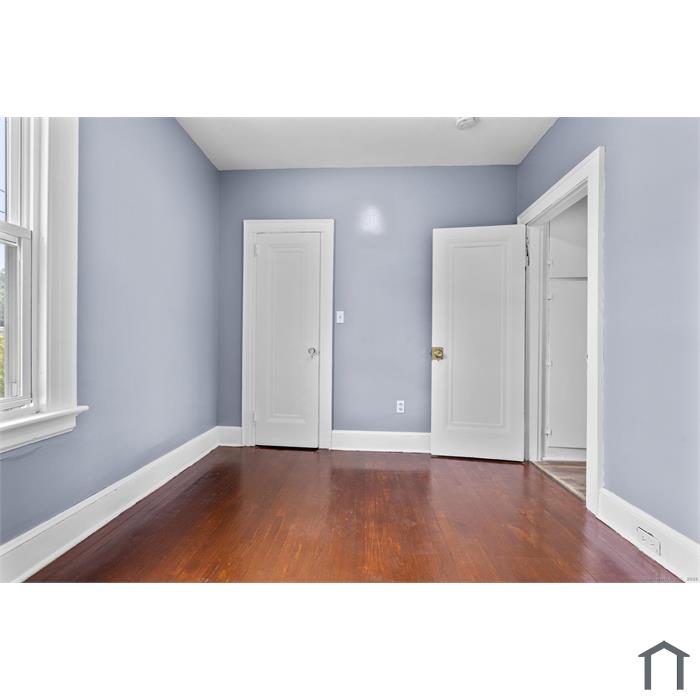 1105 N Main St