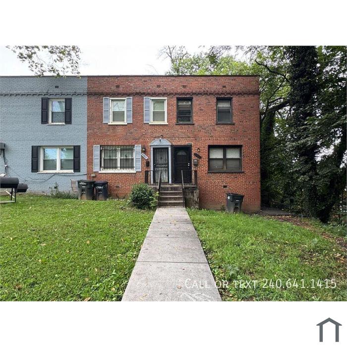 Charming 3 BR/2 BA EOG Townhome in Deanwood!