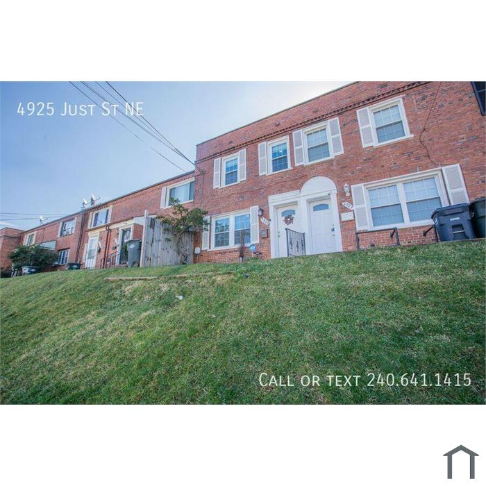 Fully Furnished Gorgeous 2 BR/2 BA Townhome in Deanwood!