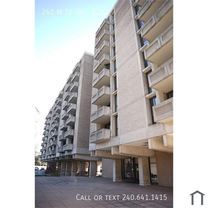 Gorgeous Studio with 1 BA Condo in Southwest Waterfront