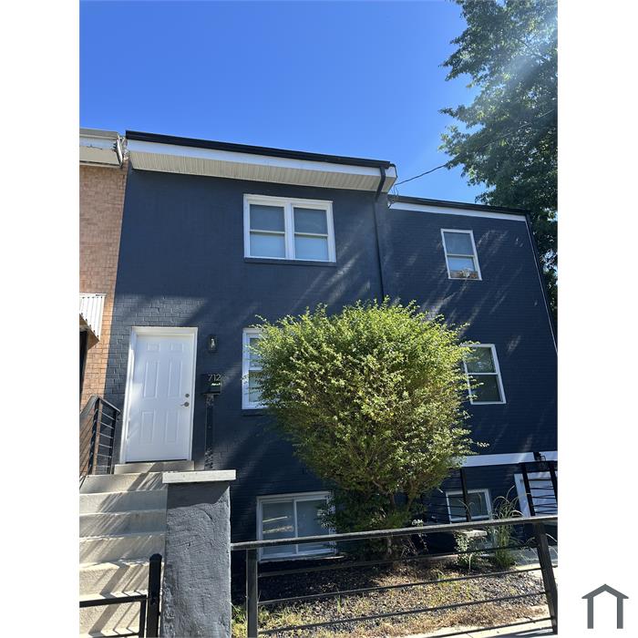 712 Congress St SE