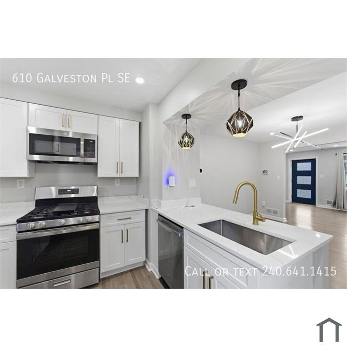 Beautiful 3 BR/2.5 BA Semi-Detached Home in Washington Highlands!