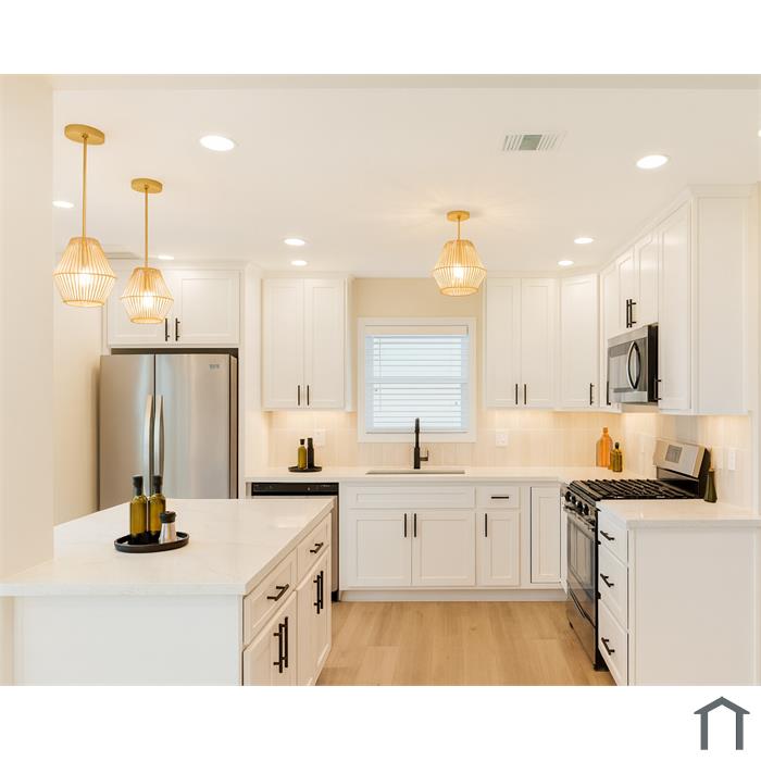 1087 Crestdale St