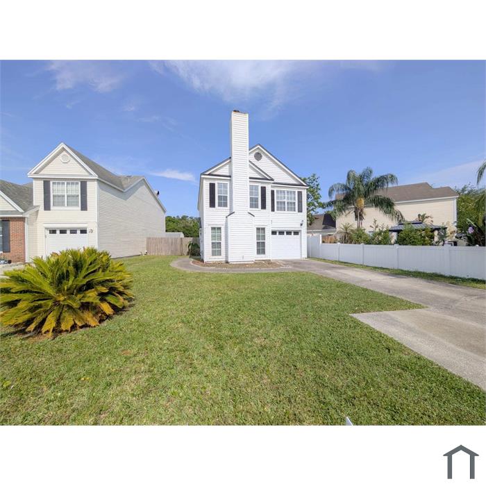 618 Staffordshire Dr E