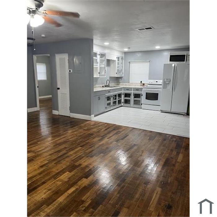 1412 E Voorhis Ave
