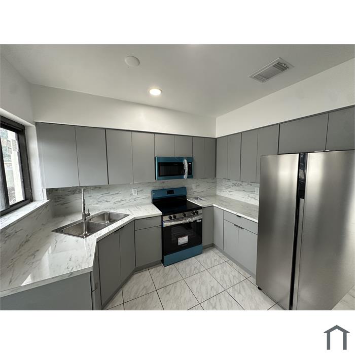 70 E 16th St